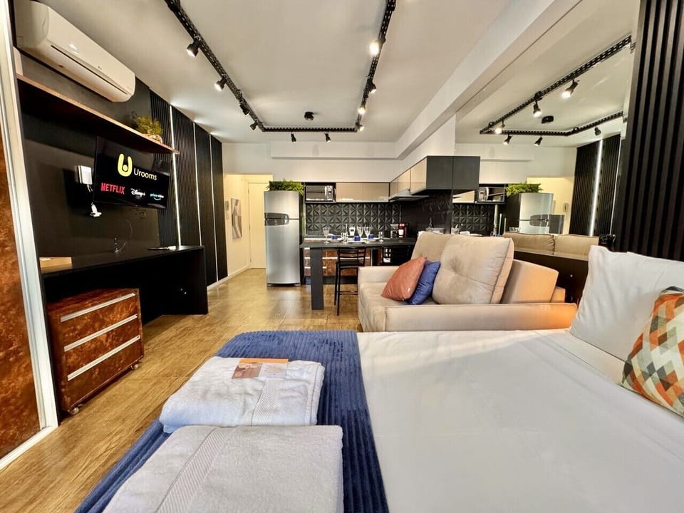 Cama de casal frontal com edredom azul marinho e almofadas
