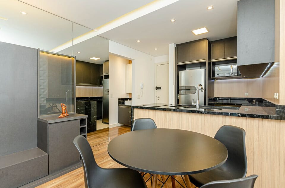 Visão da sala e cozinha.