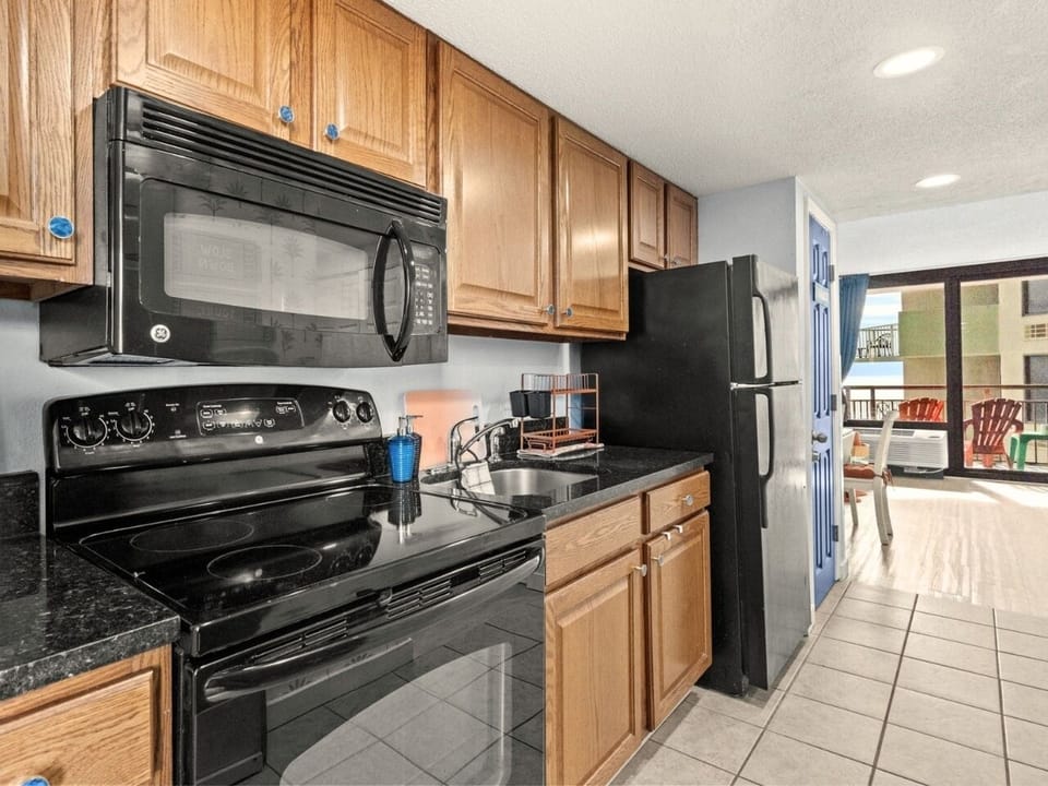 Stocked with essentials and style—this cheerful kitchen has everything you need to fuel beach days and snack breaks. ☕