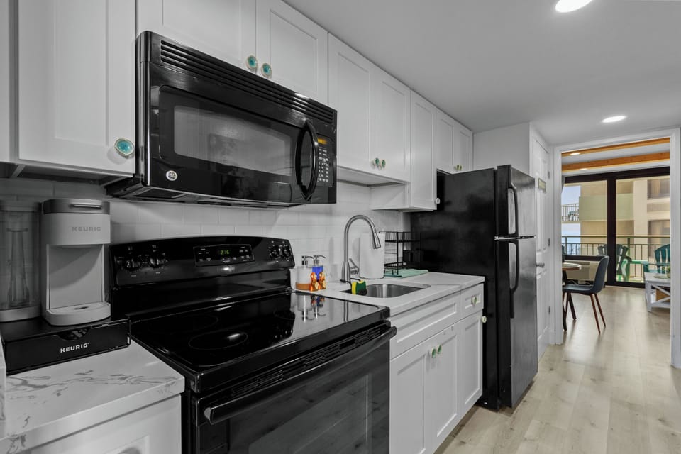 The full-size refrigerator keeps your groceries cold and your wine chilled. Everything from beach snacks to a full dinner is possible here.