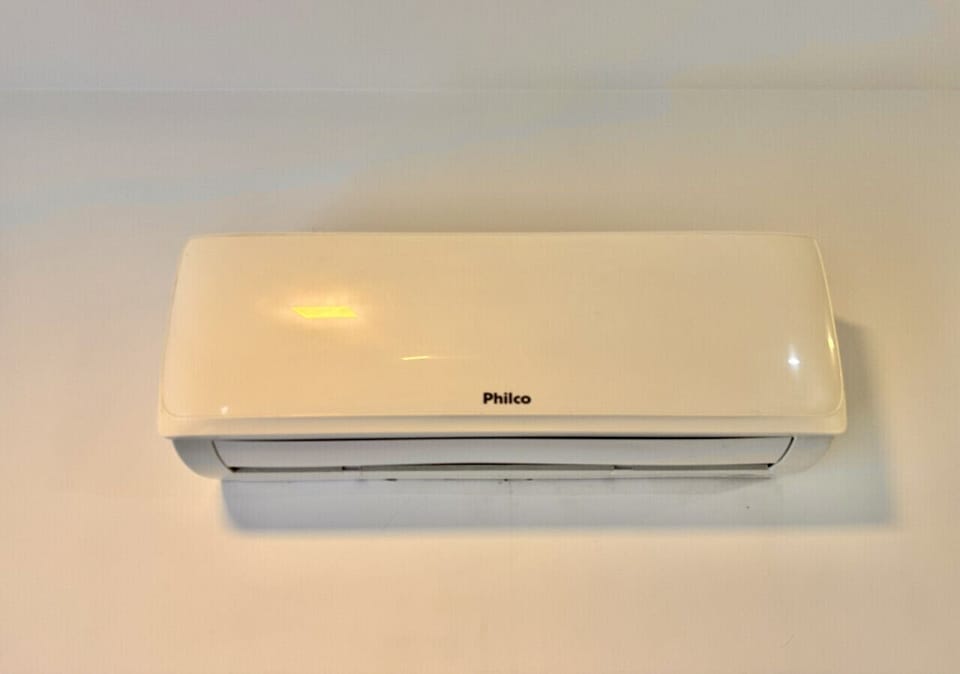 Ar-condicionado Philco branco na parede do quarto