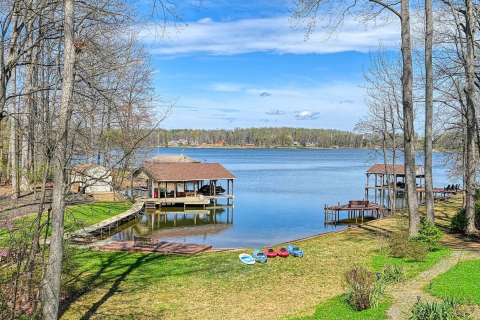Short walk to the water with easy lake access for kayaking and fishing.