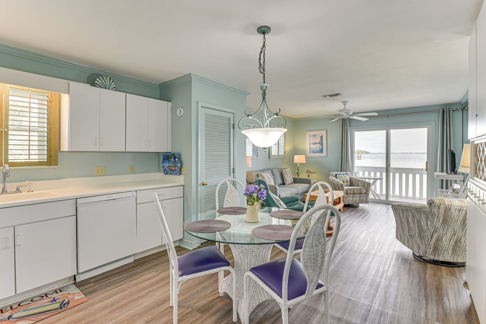 Dining Area | Dishware/Flatware Provided