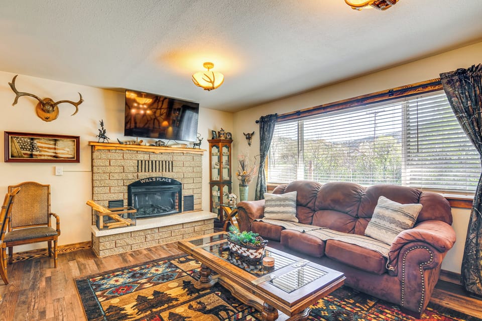 Glendale Vacation Rental | 5BR | 2BA | Steps Required | 2,500 Sq Ft