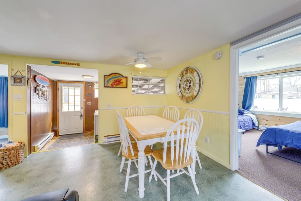 Dining Area | Dishware/Flatware Provided