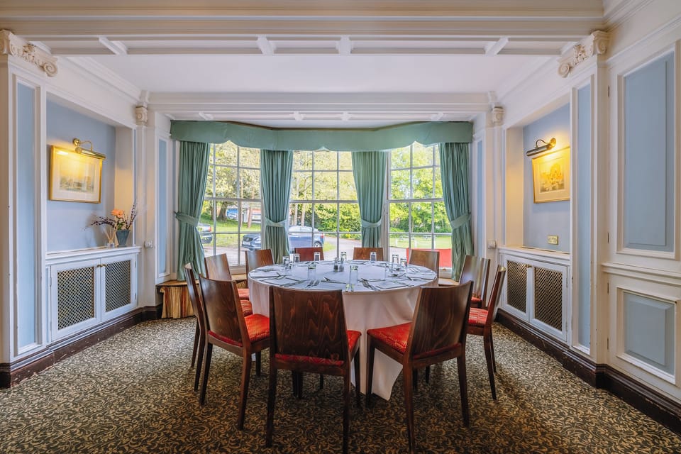 Host memorable celebrations around a beautifully dressed round table.