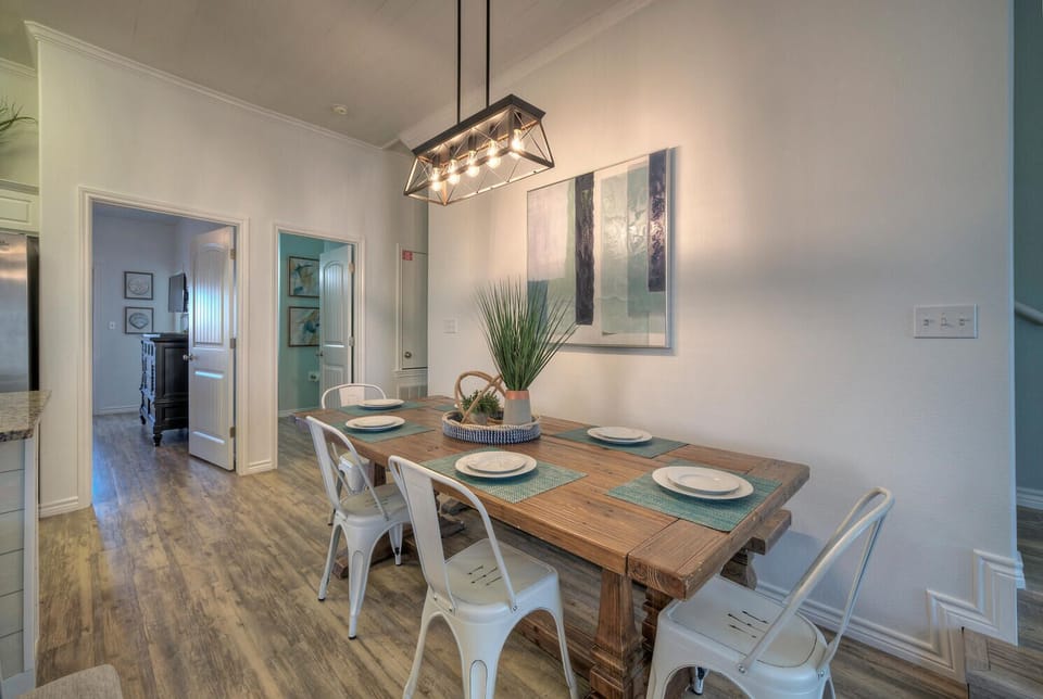 A perfectly cozy gathering. (Isla View)