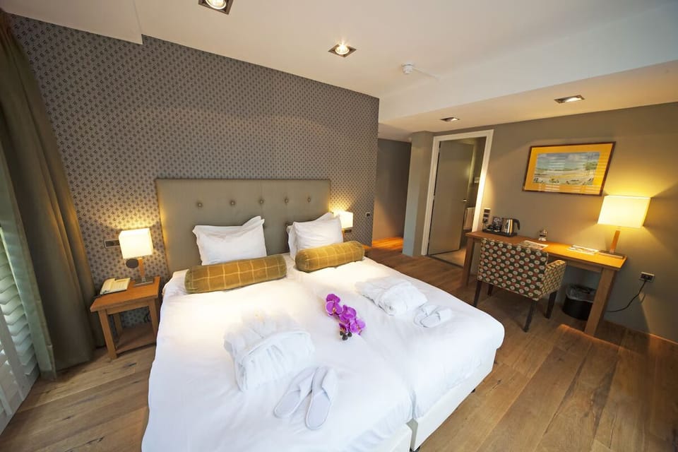 Comfortable Unit with Two Single beds