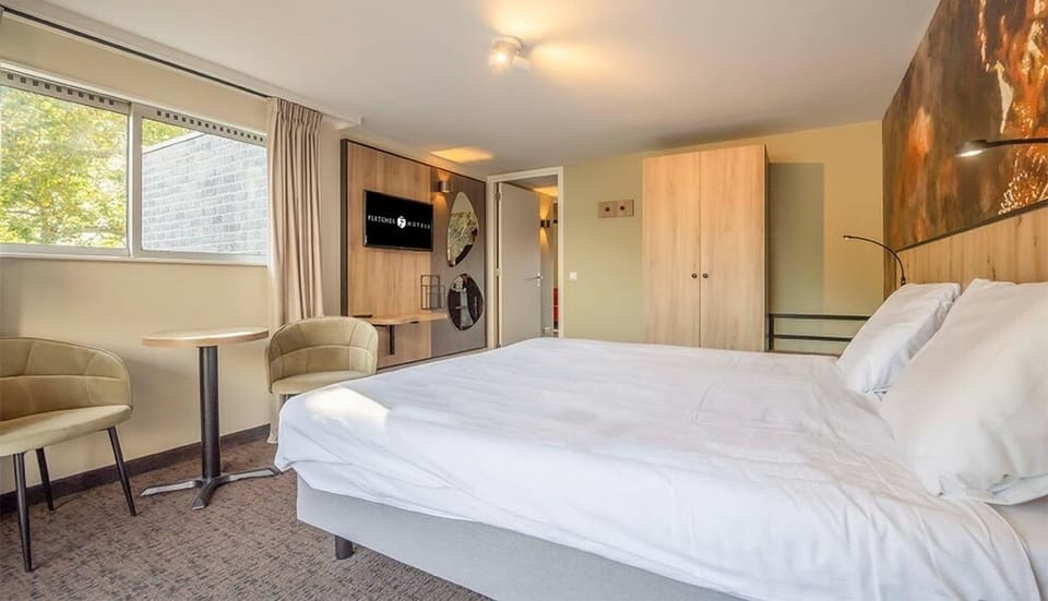 Unit with 4 Single beds. Exact unit will be assigned upon arrival. Views, colors, and decor may vary.