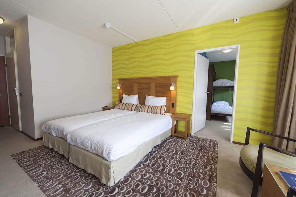 Comfortable Unit with Two Single beds