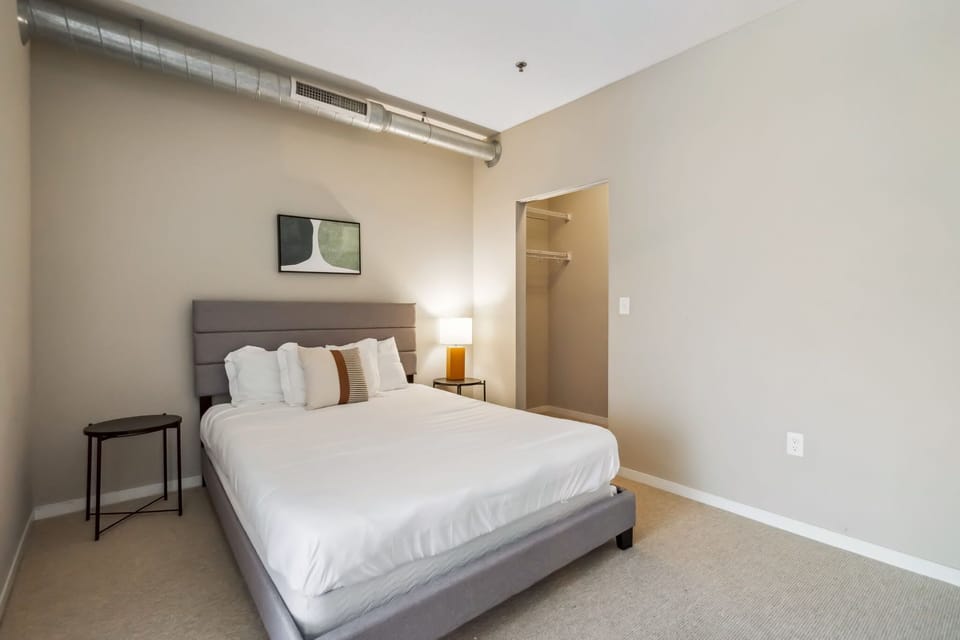 Bedroom 1 - Queen Bed