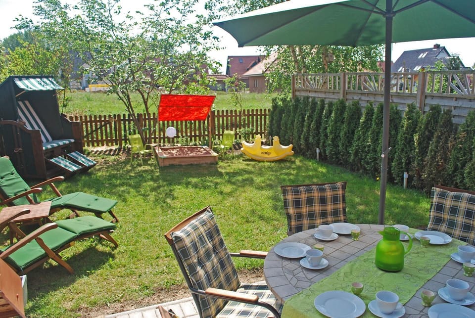Garden with terrace and 6 seats, beach chair, sandpit and 2 sun loungers.