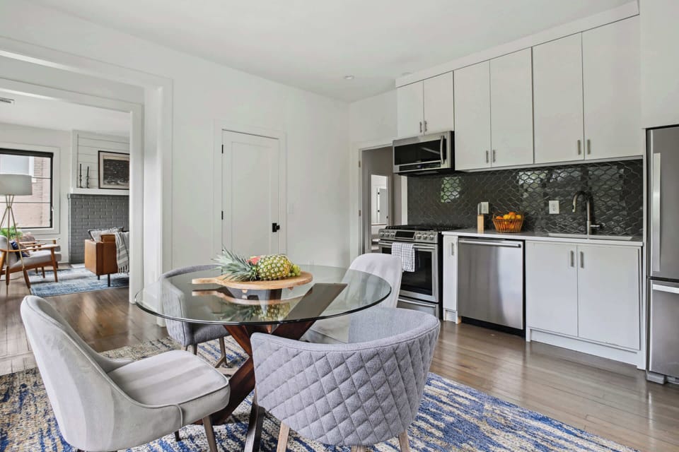19 Dining & Kitchen Area