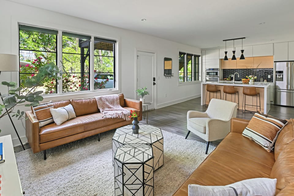 07 Entry, Living & Kitchen Area
