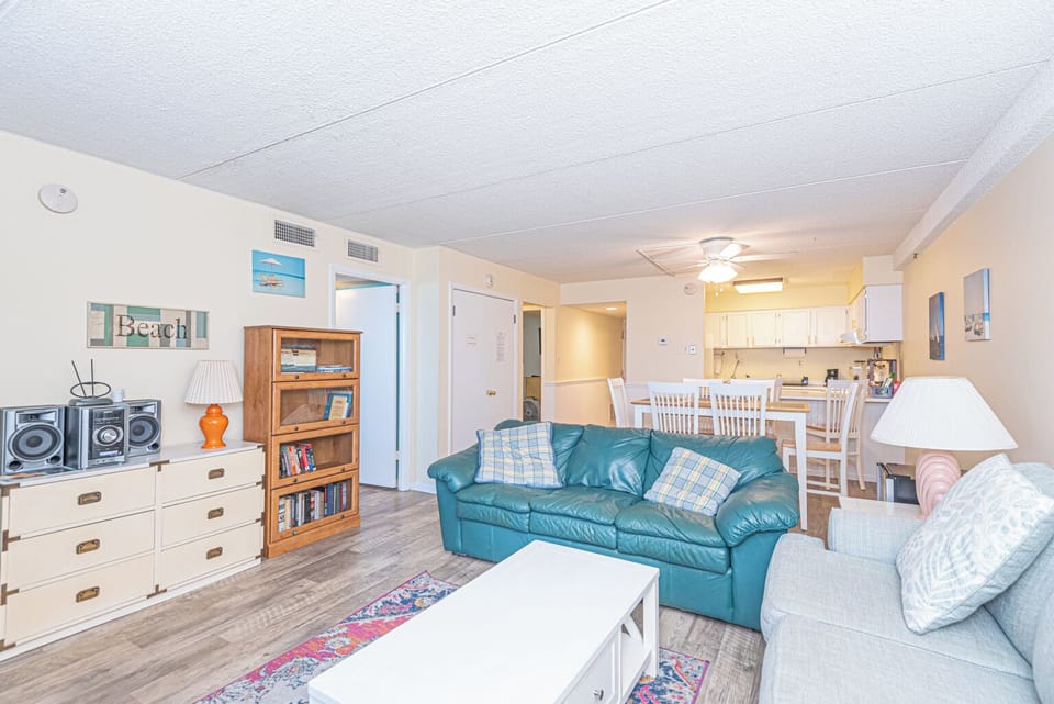 Atlantis 709 - Living Room