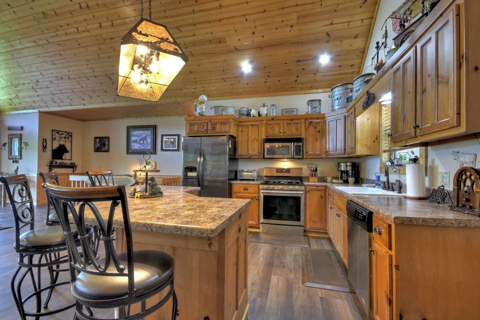 Host holiday feasts, birthday dinners, or casual breakfasts in a setting made for togetherness