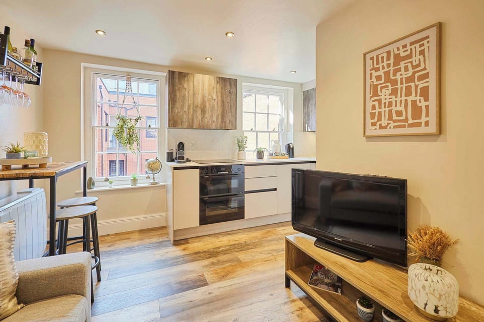Apartment 8, Vinegar House, Worcester - Host & Stay