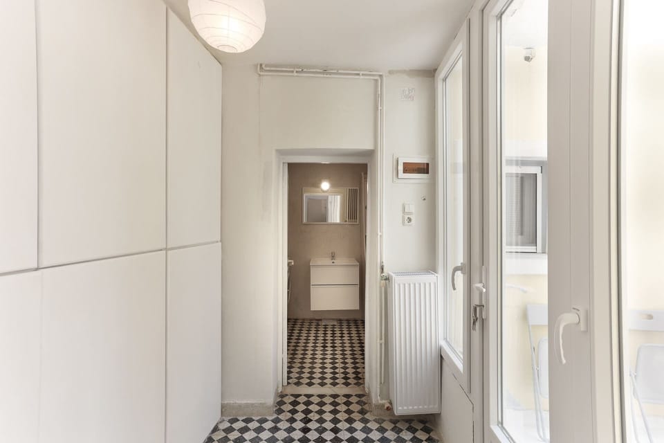 Hallway leading to the bathroom - Spacious and bright interior design