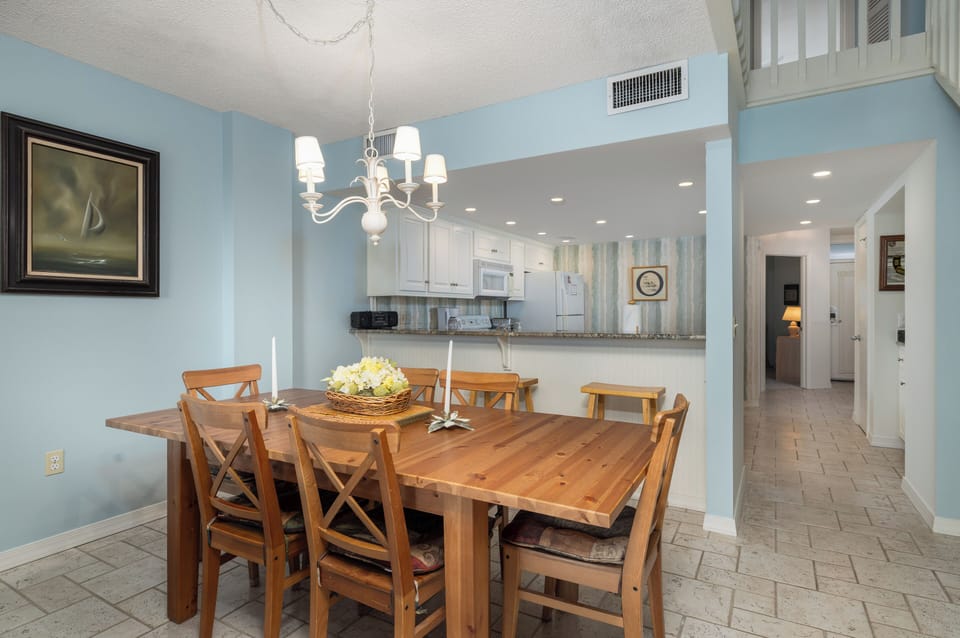Bright Dining Area highlighting dining table seating, comfortable seating