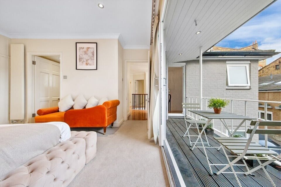 Bright and airy space with a cozy reading nook and direct access to a private balcony — ideal for morning coffee or evening relaxation.