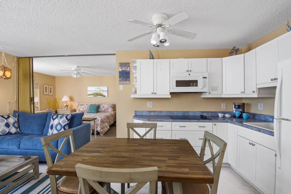 Kitchen lots of space to enjoy a family meal.