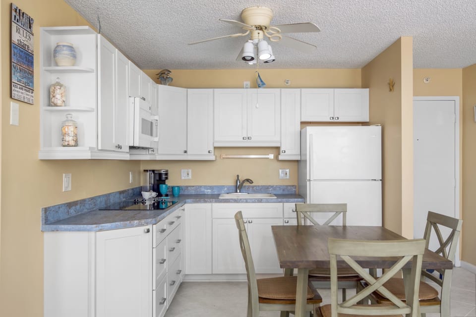 Fully equipped kitchen to meet all your needs.