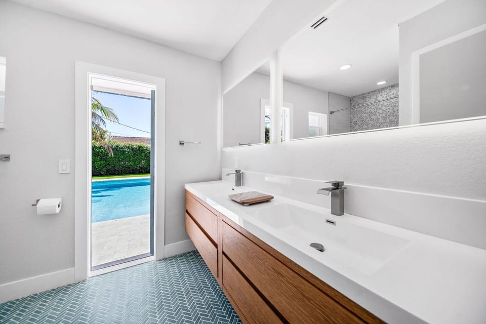 Guest bathroom, close to bedroom 2 & 3, with access to pool