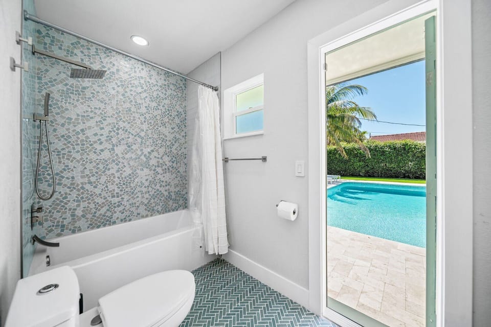 Guest bathroom, close to bedroom 2 & 3, with access to pool