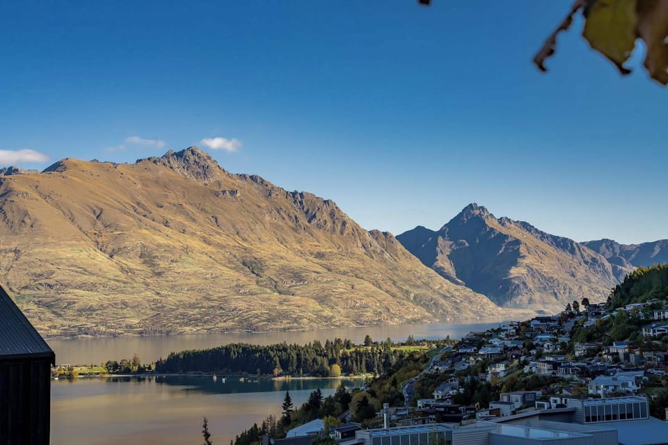 Uninterrupted alpine scenery that defines the Queenstown experience.