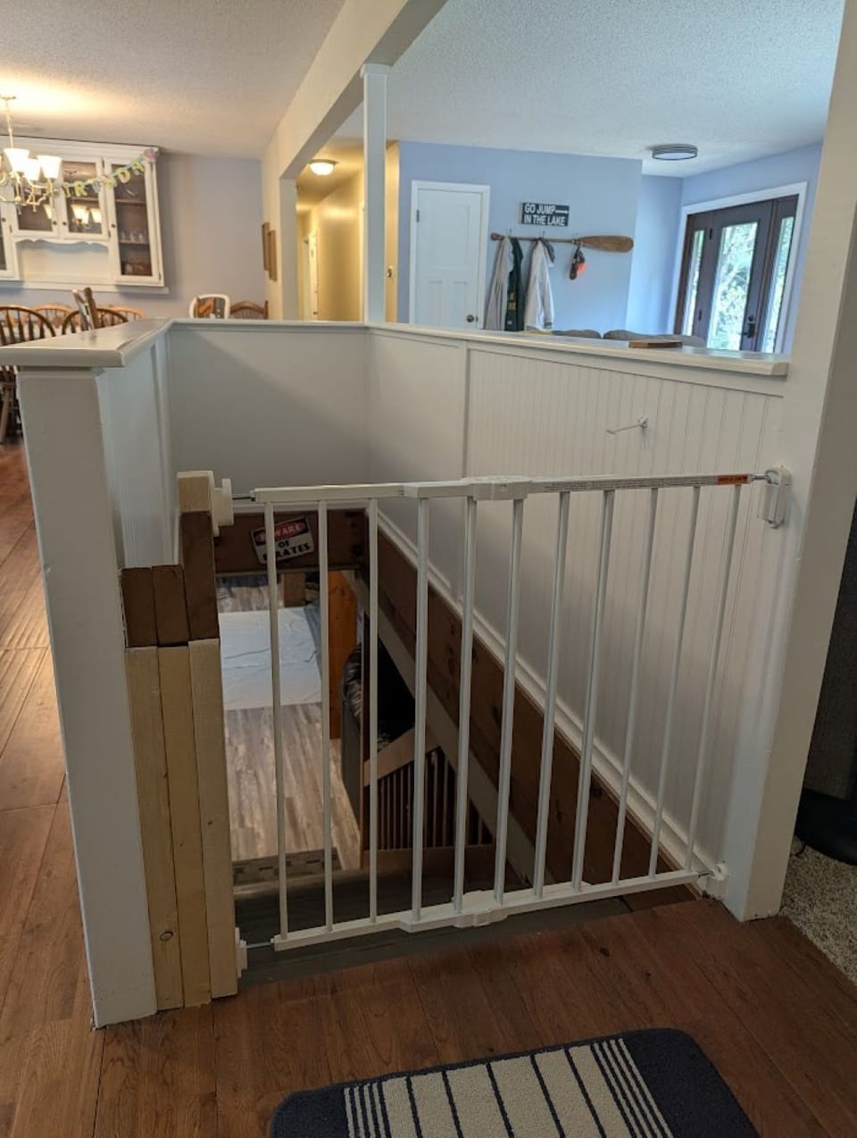 Access with baby gate to lower level