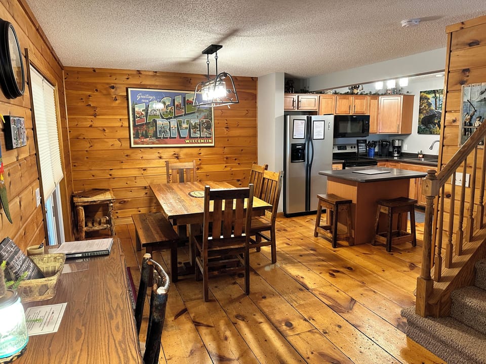 TABLE/KITCHEN