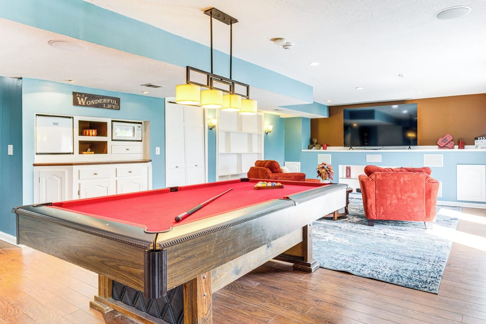 Living Room | Lower Level | Smart TV | Free WiFi | Central A/C & Heating