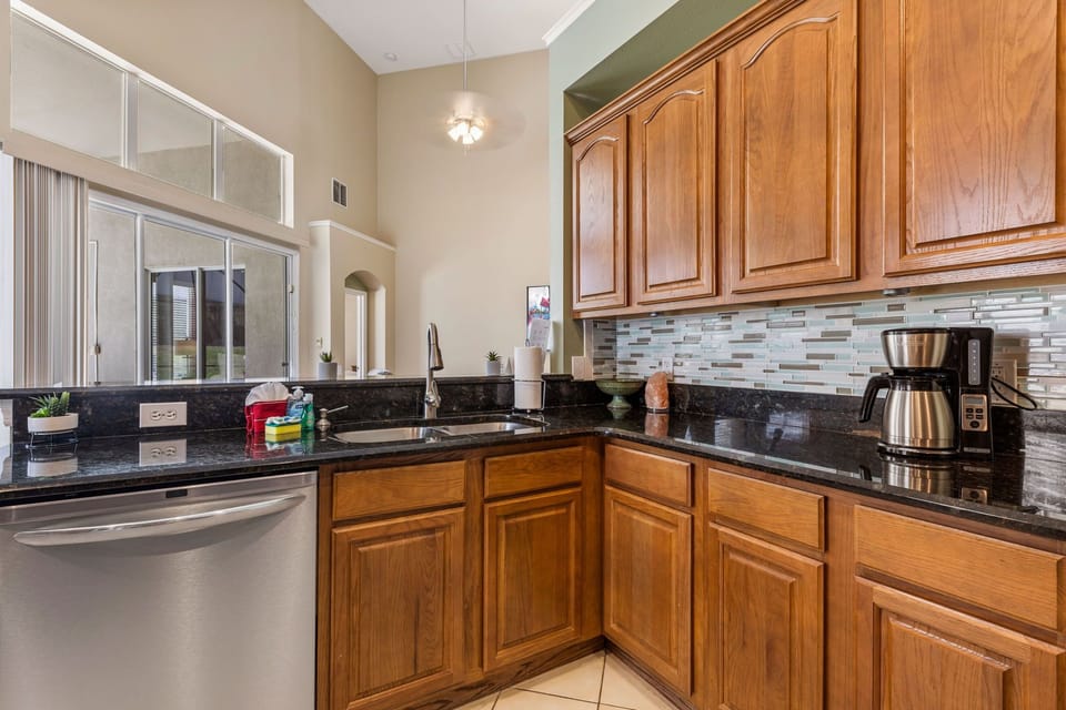 Plenty of kitchen accessories. 