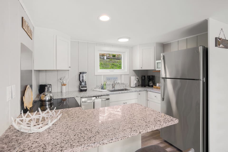 Cozy, well-equipped kitchen.