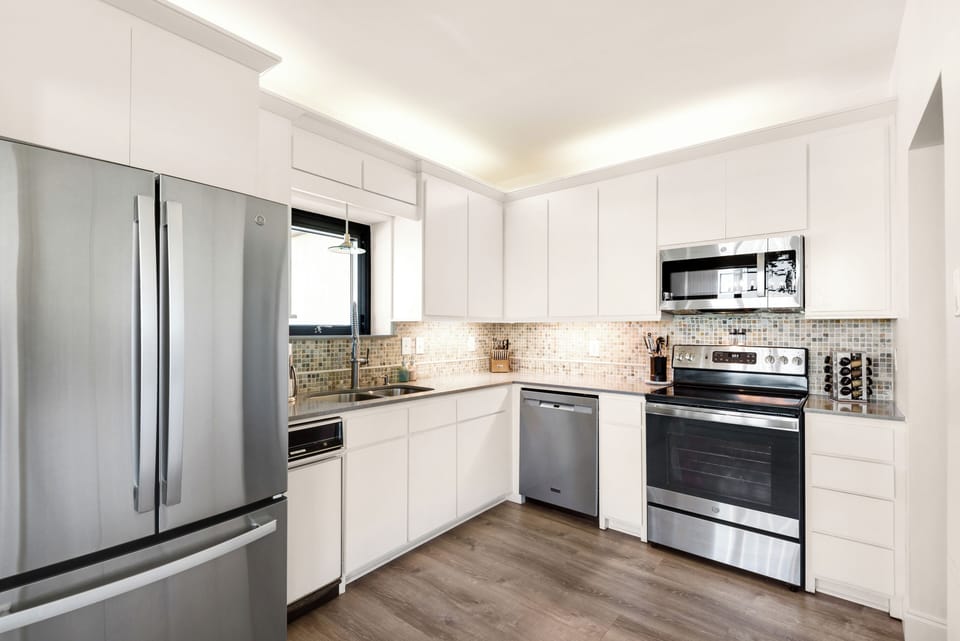 Stainless steep appliances include an air frying oven, microwave, fridge, etc.