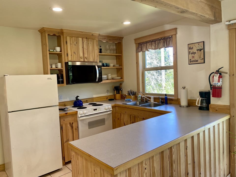 Make memories in this darling country kitchen that is fully stocked with all you need to make home-cooked meals.