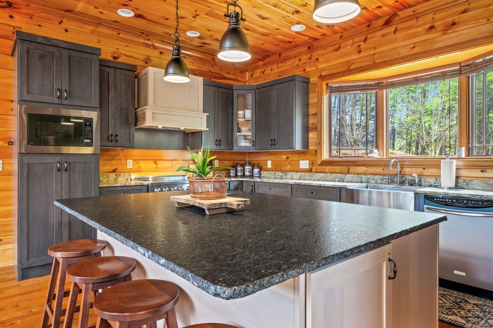 This fully stocked kitchen makes cooking a breeze