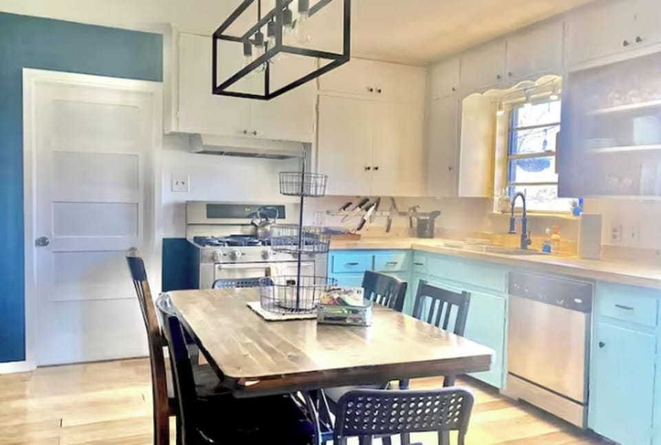 Full, roomy kitche 