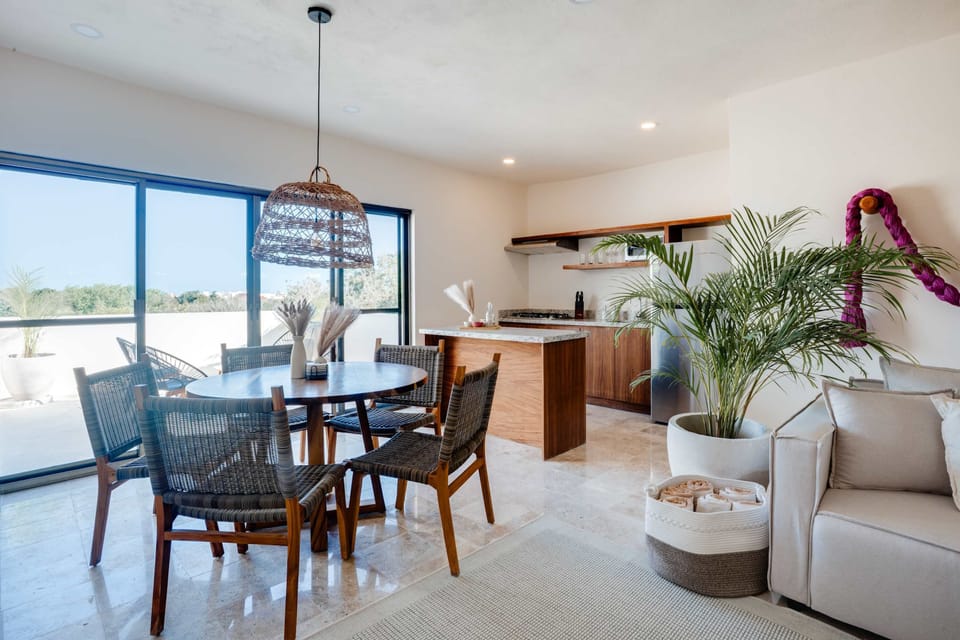Comedor y cocina, cerca de terraza privada