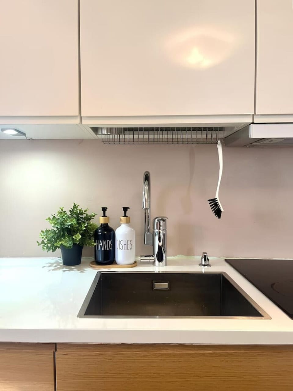 Clean and tidy—this sink comes complete with dish soap, making it easy to keep things fresh and organized.