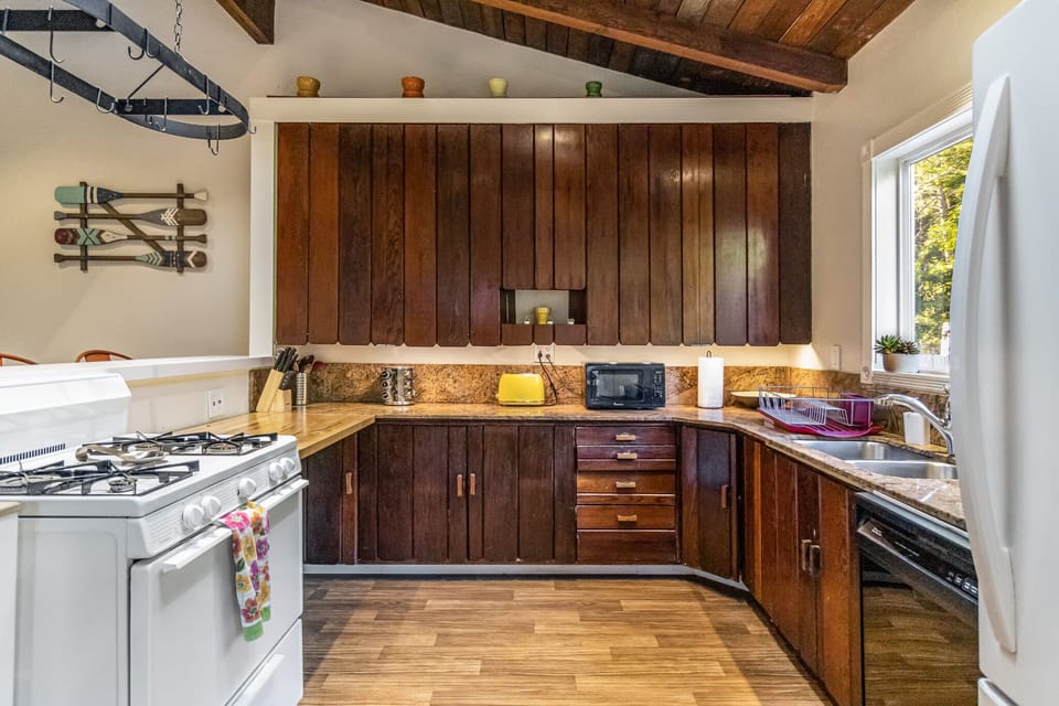 Fully Stocked kitchen