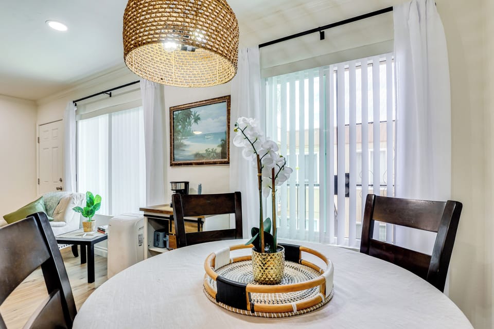 Dining Area | Dishware/Flatware Provided