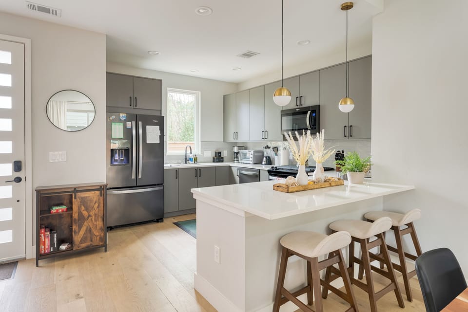 Enjoy casual dining and conversations at the kitchen counter.