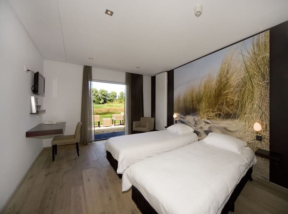 Unit with 2 Single beds. Exact unit will be assigned upon arrival. Views, colors, and decor may vary.