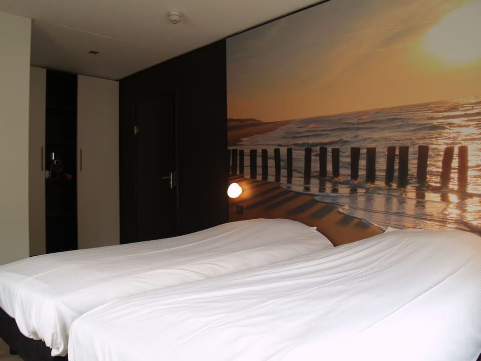 Unit with 2 Single beds. Exact unit will be assigned upon arrival. Views, colors, and decor may vary.