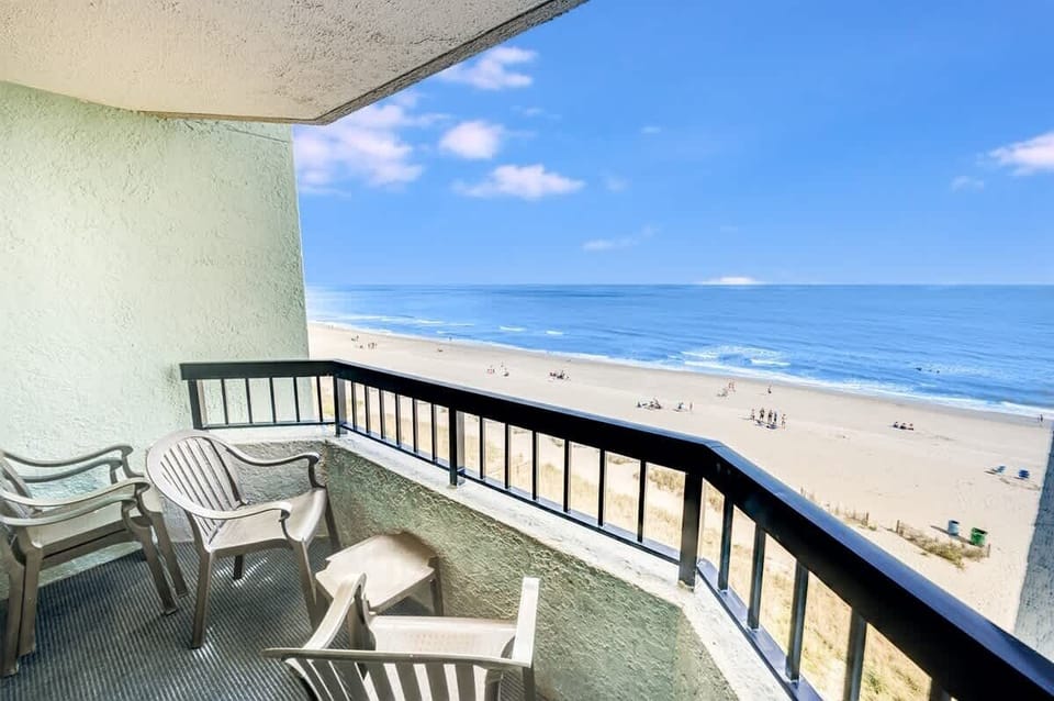 Balcony with Amazing Views of the Ocean☀️