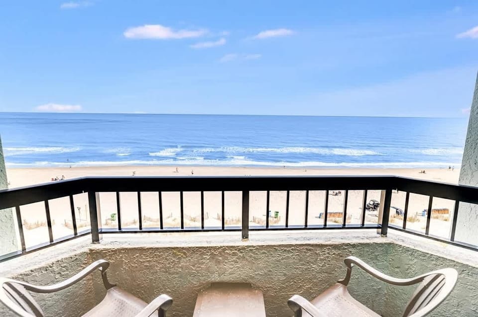 Balcony with Amazing Views of the Ocean☀️