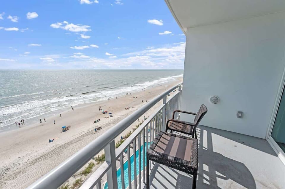 Balcony with Amazing Views of the Ocean☀️