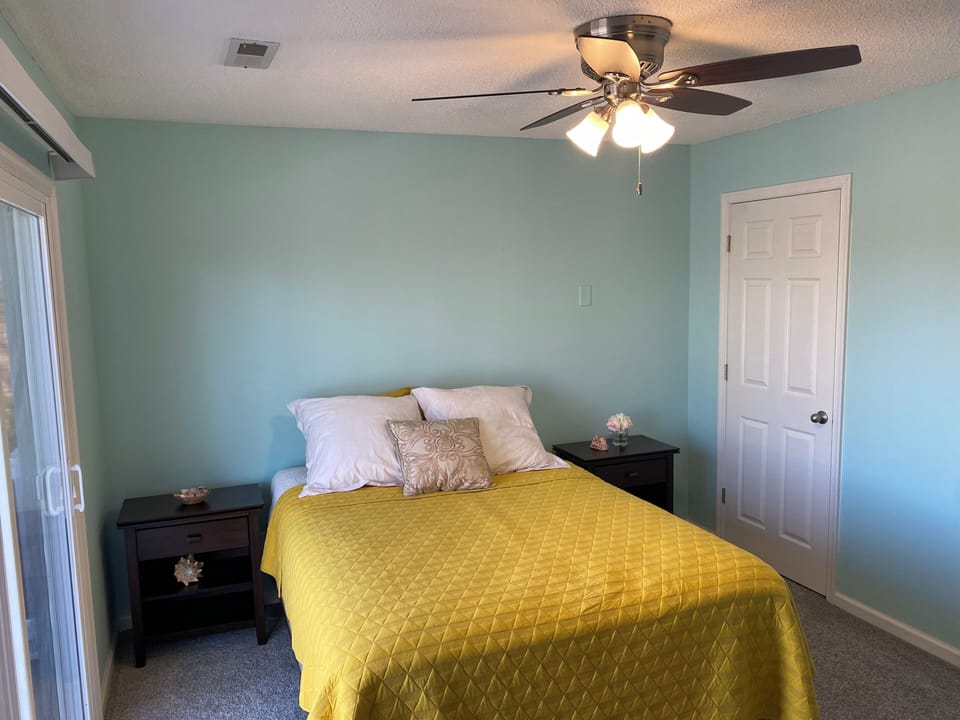 Queen bed with lake view. Sliding glass door to upper level
Balcony.