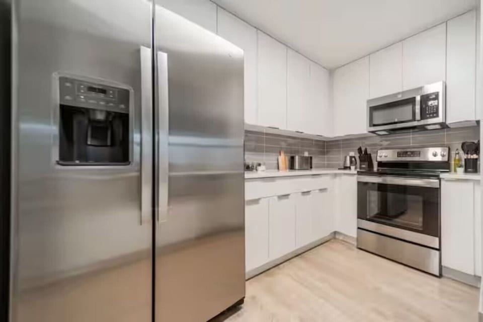 The kitchen’s open layout allows you to move freely as you prepare meals, with everything you need at your fingertips.